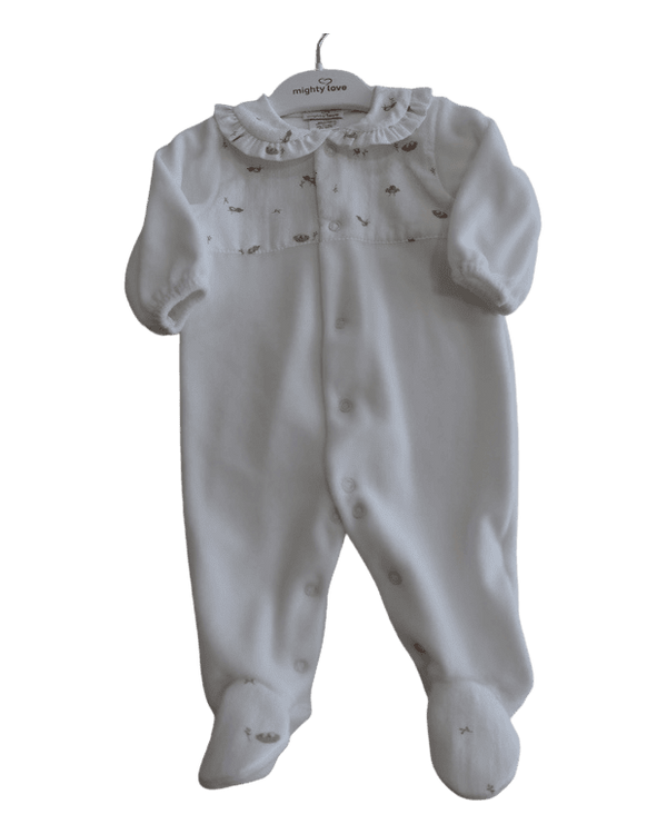 Babygrow creme com gola de folho e peitilho bordado com passarinhos