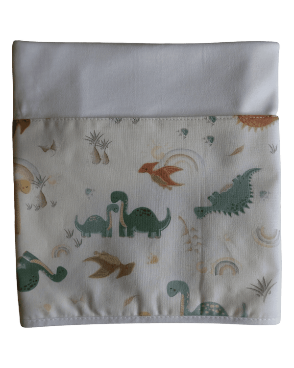Fralda de pano com dinossauros estampados e faixa branca