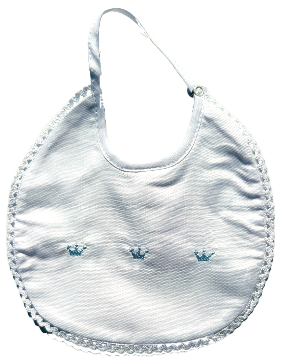 Babete branco com três coroinhas bordadas a azul-bebé