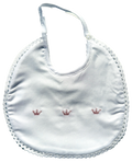 Babete branco com três coroinhas bordadas a rosa