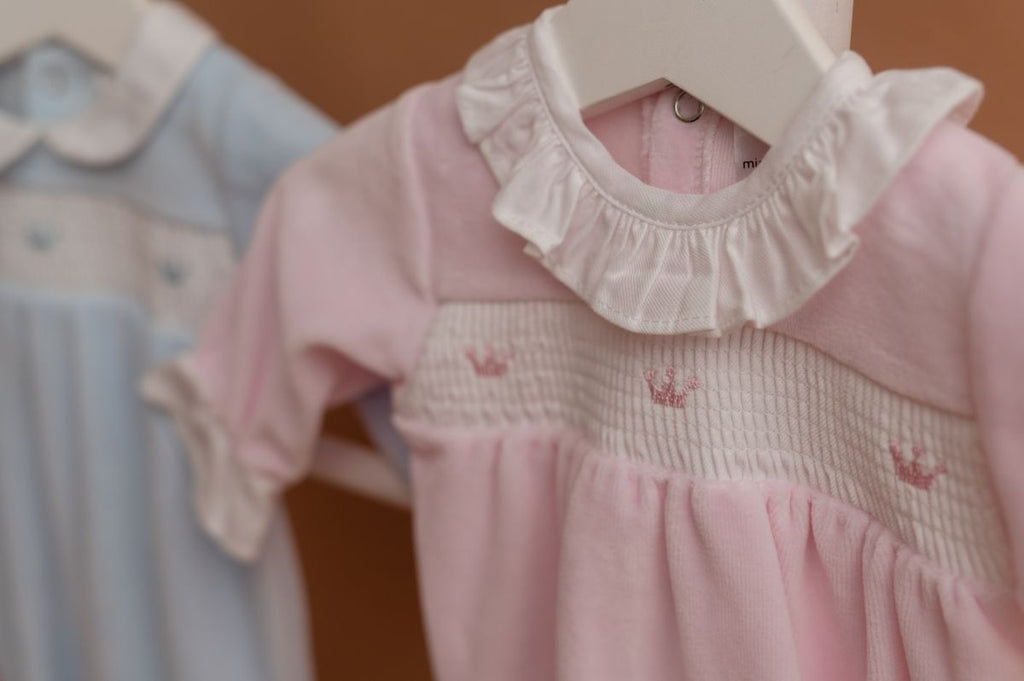 Pormenor dos favos e das coroinhas bordadas, em rosa e em azul