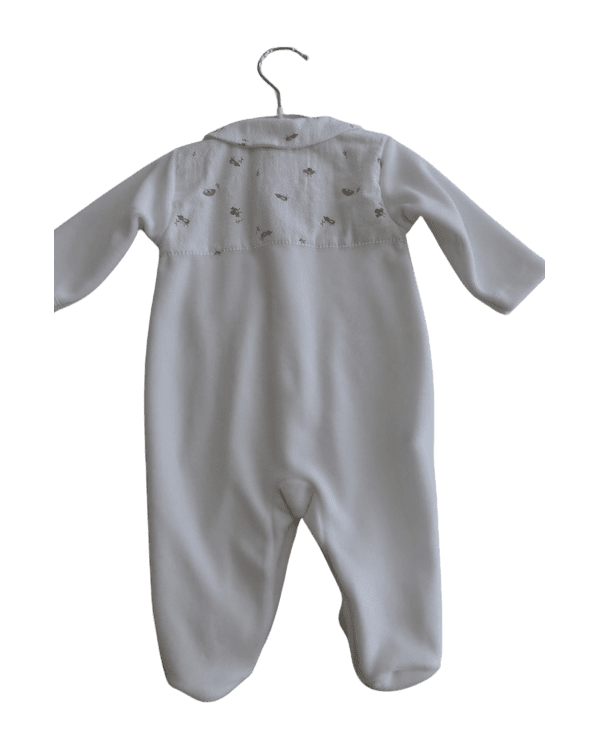 Costas do babygrow creme, com pala estampada de passarinhos