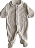 Babygrow creme canelado com gola redonda e molas à frente