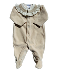 Babygrow cor de baunilha com gola de folho trabalhada em favos