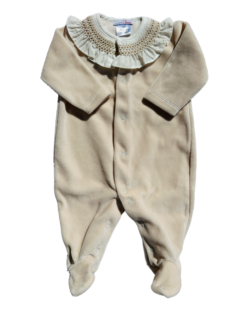 Babygrow cor de baunilha com gola de folho trabalhada em favos