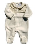 Babygrow de veludo cor de pérola, com gola bebé e pala de tecido com pregas