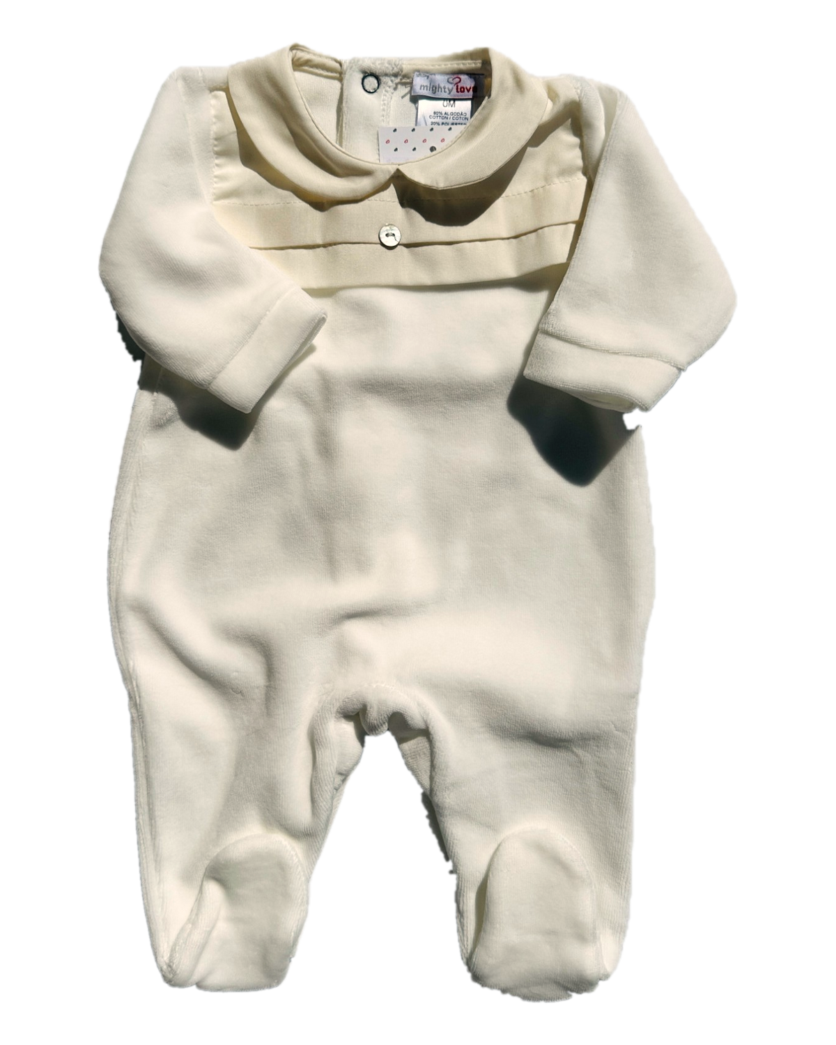 Babygrow de veludo cor de pérola, com gola bebé e pala de tecido com pregas