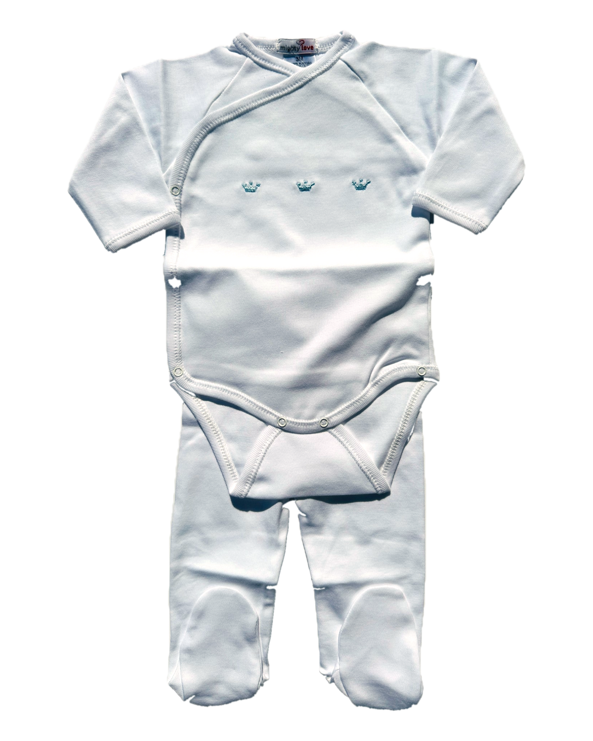 Body branco cruzado com coroinhas bordadas a azul-bebé e collants brancos com pés