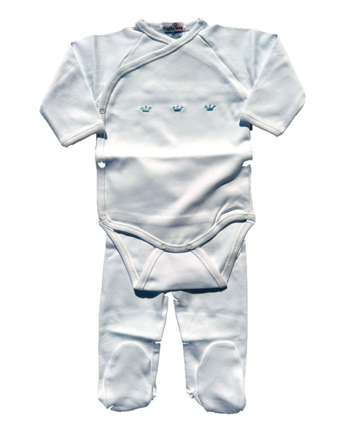 Body branco cruzado com coroinhas bordadas a azul-bebé e collants brancos com pés