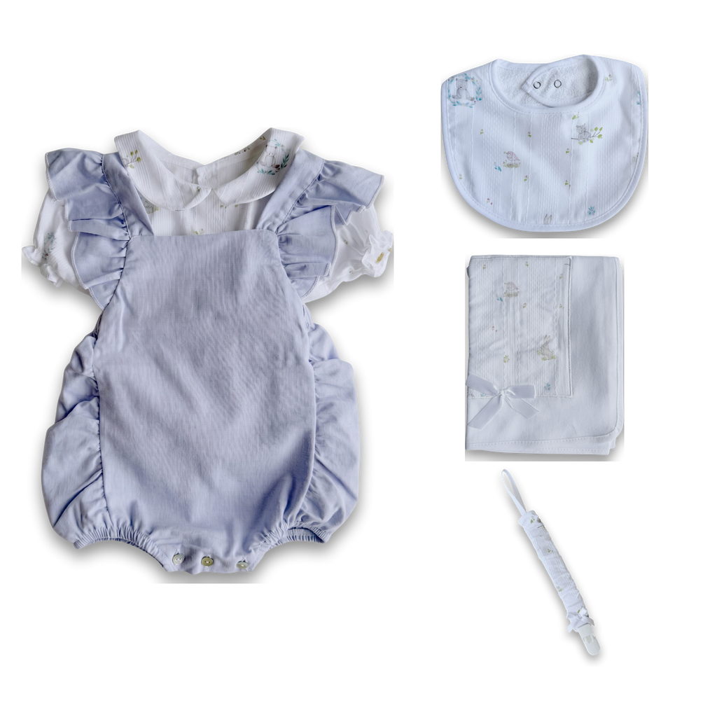 Cesto Bosque Encantado — fofo e blusa azul, babete, fralda e prende-chuchas com estampa de coelhos, ursos e caracóis em algodão