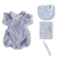 Cesto Bosque Encantado — fofo e blusa azul, babete, fralda e prende-chuchas com estampa de coelhos, ursos e caracóis em algodão
