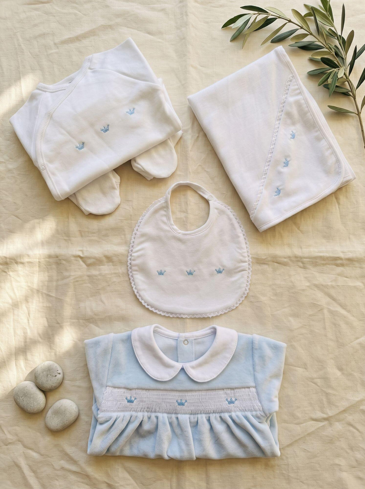 Conjunto Realeza azul sobre linho: body cruzado e collants, fralda, babete e babygrow com coroinhas bordadas