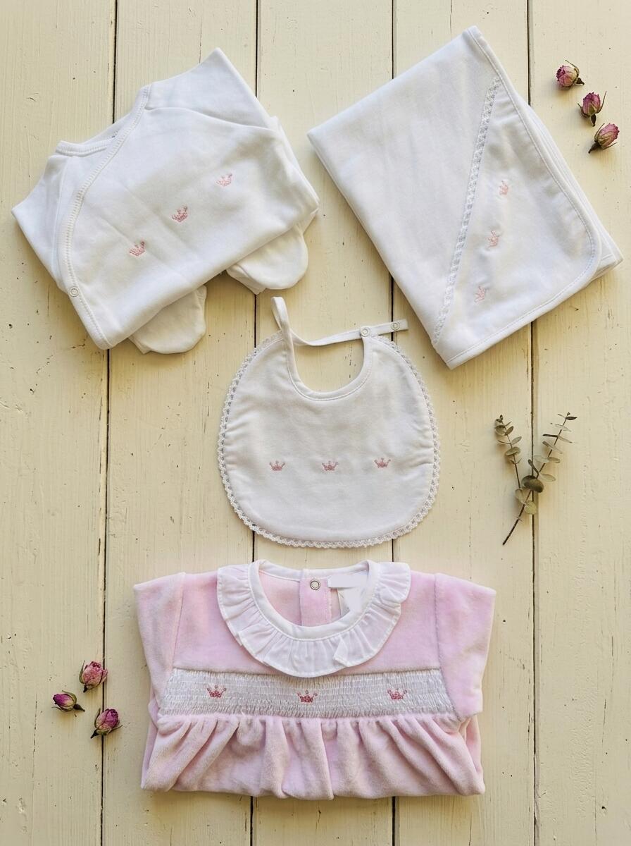 Conjunto Realeza rosa sobre madeira clara: body cruzado e collants, fralda, babete e babygrow com coroinhas bordadas