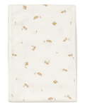 Fralda de pano clara com passarinhos estampados em tons de caramelo