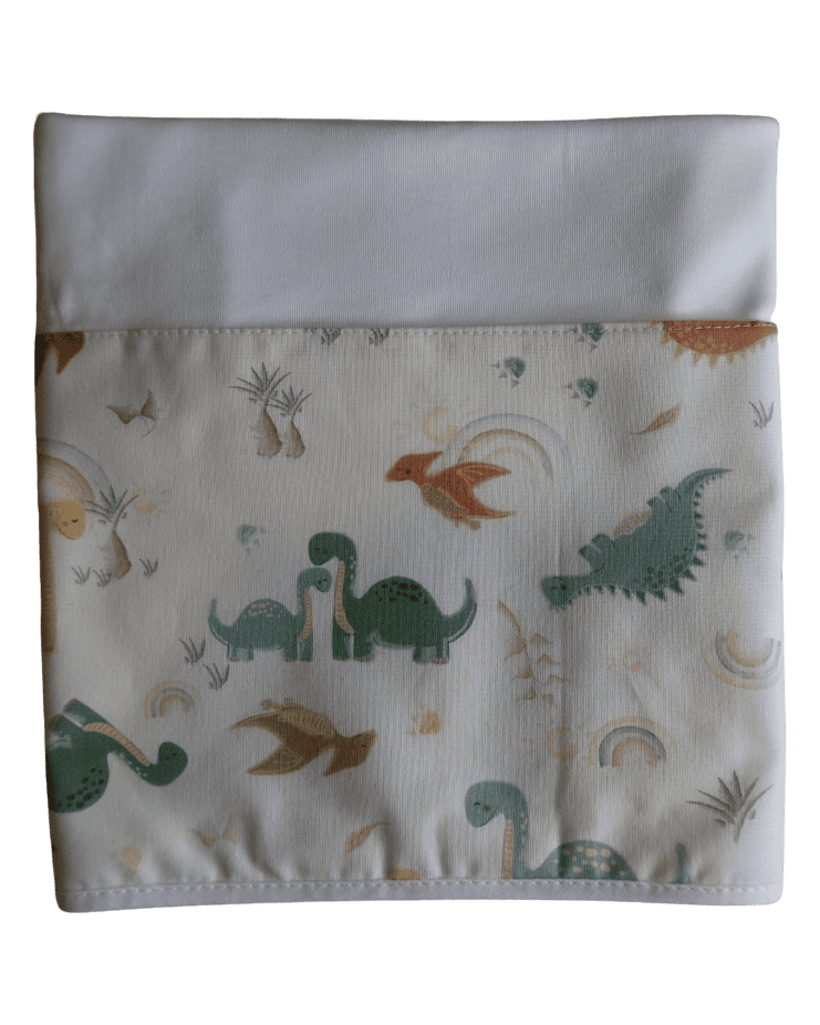 Fralda de pano com dinossauros estampados e faixa branca