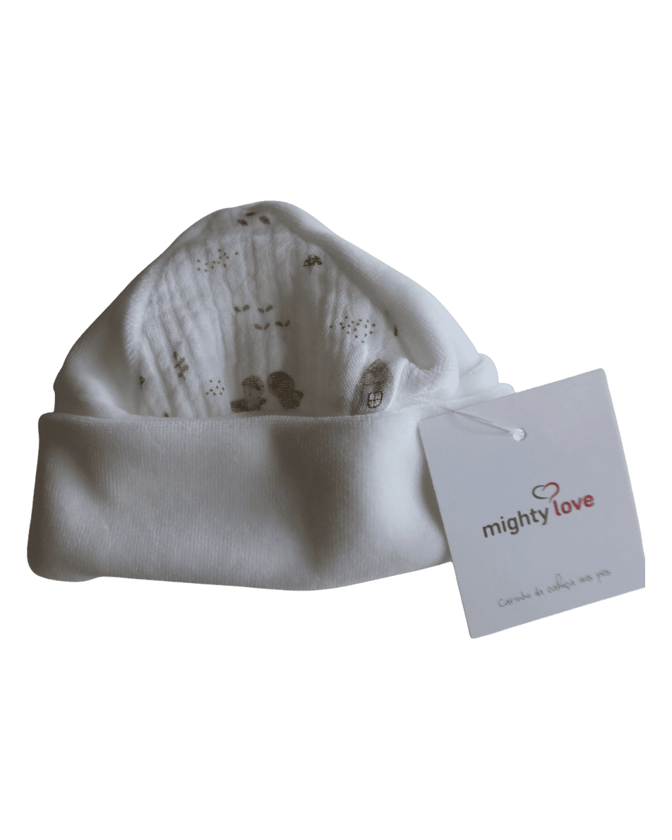 Gorro creme com dobra larga e painel de gansos e raposinhas
