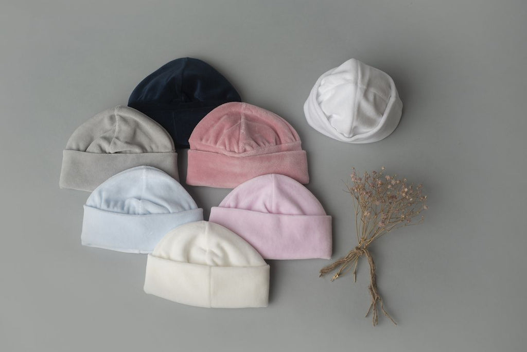 Gorros lisos com dobra larga em várias cores; à venda em branco e baunilha