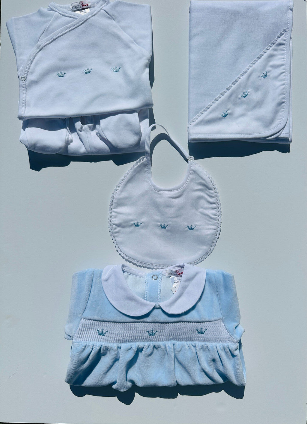 Conjunto Realeza azul: body cruzado e collants, fralda, babete e babygrow com coroinhas bordadas