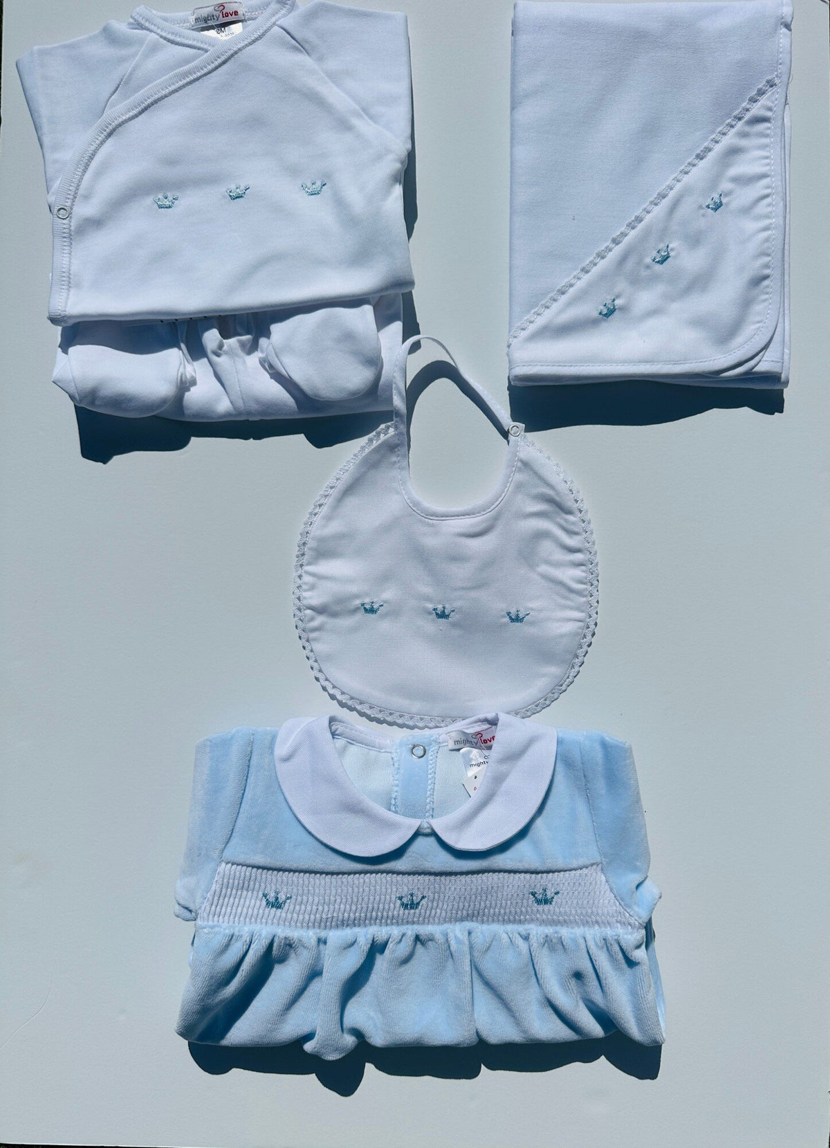 Conjunto Realeza azul: body cruzado e collants, fralda, babete e babygrow com coroinhas bordadas