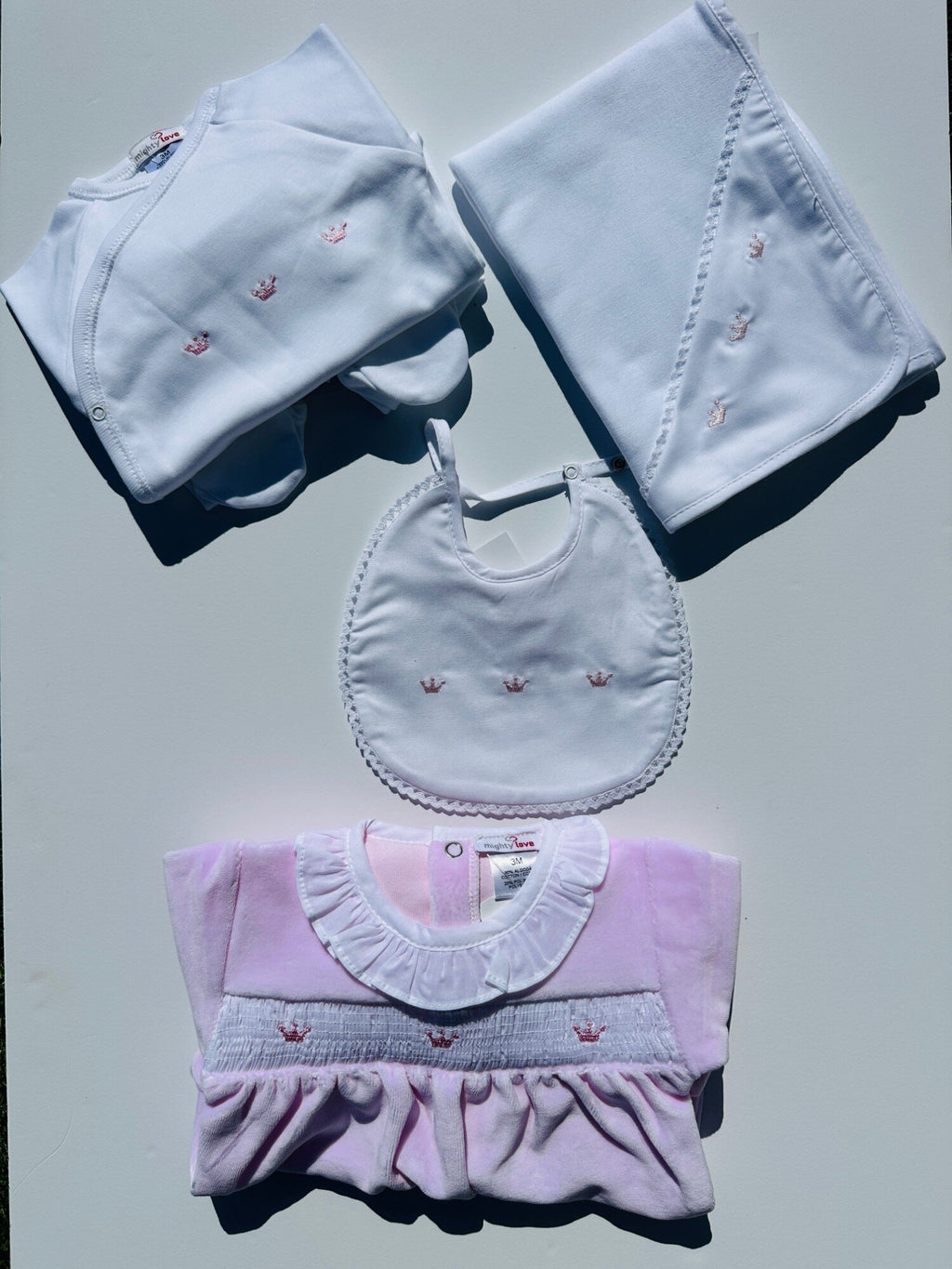 Conjunto Realeza rosa: body cruzado e collants, fralda, babete e babygrow com coroinhas bordadas