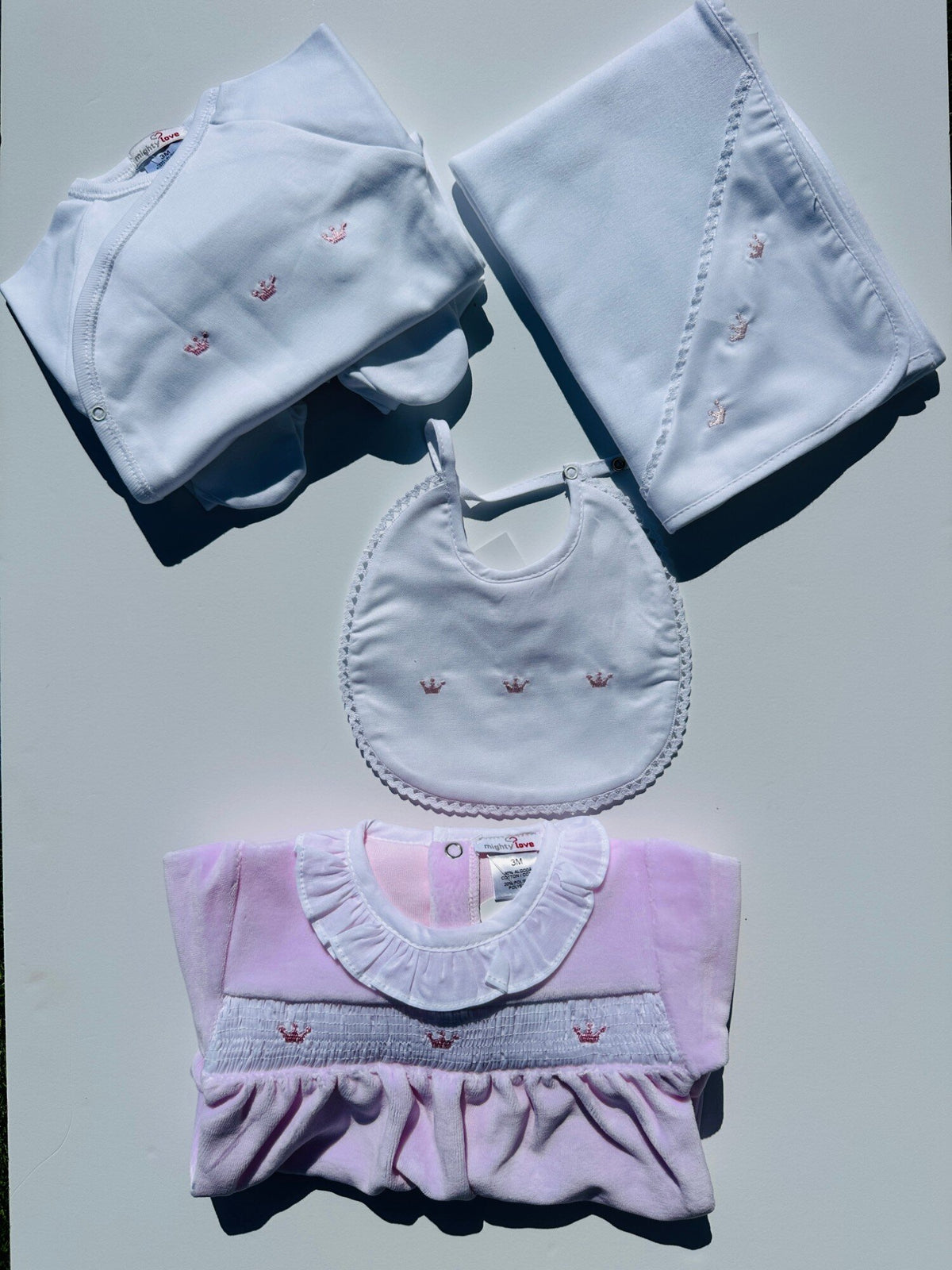Conjunto Realeza rosa: body cruzado e collants, fralda, babete e babygrow com coroinhas bordadas