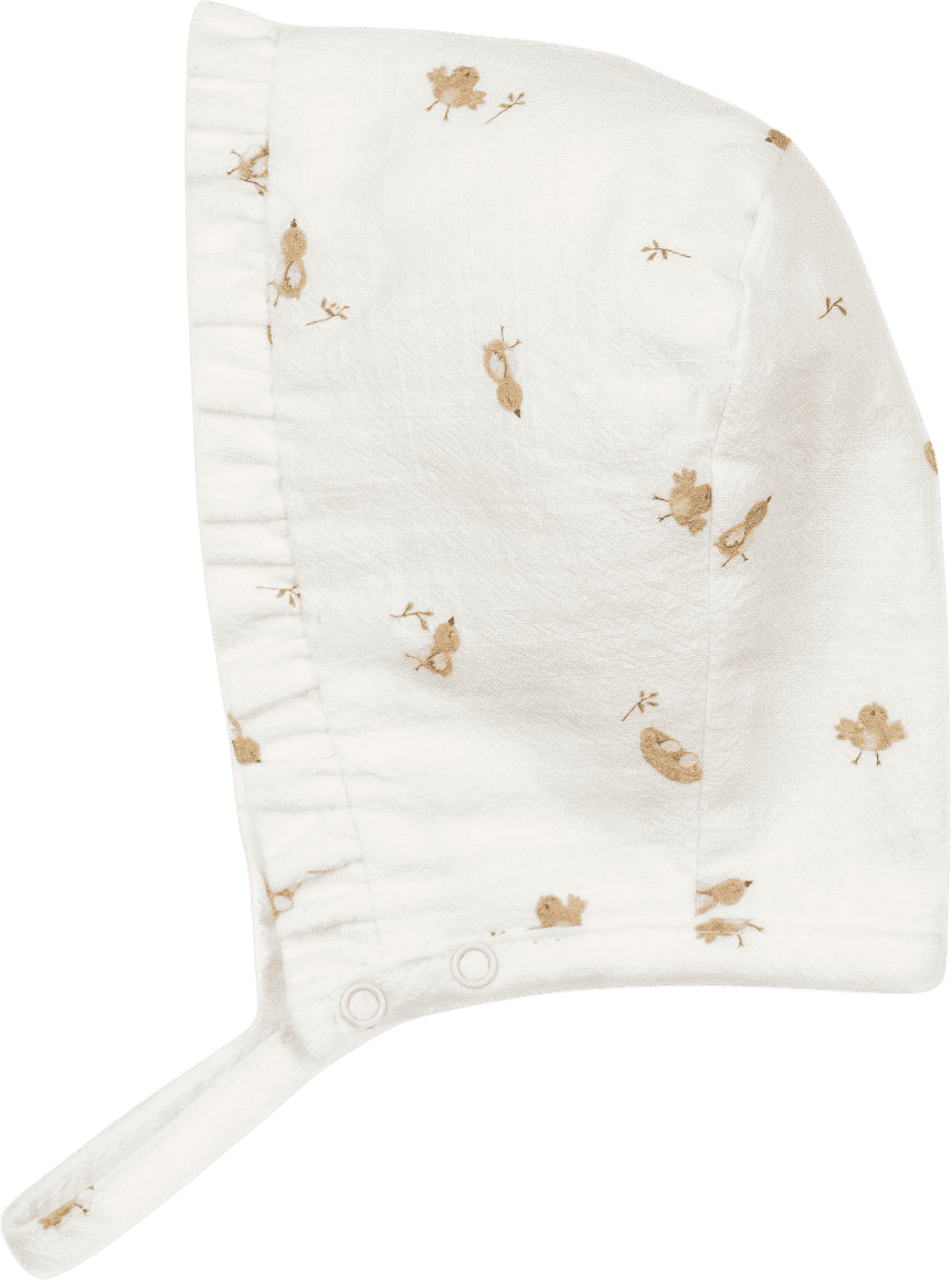 Touca creme com passarinhos estampados e folho à volta da cara