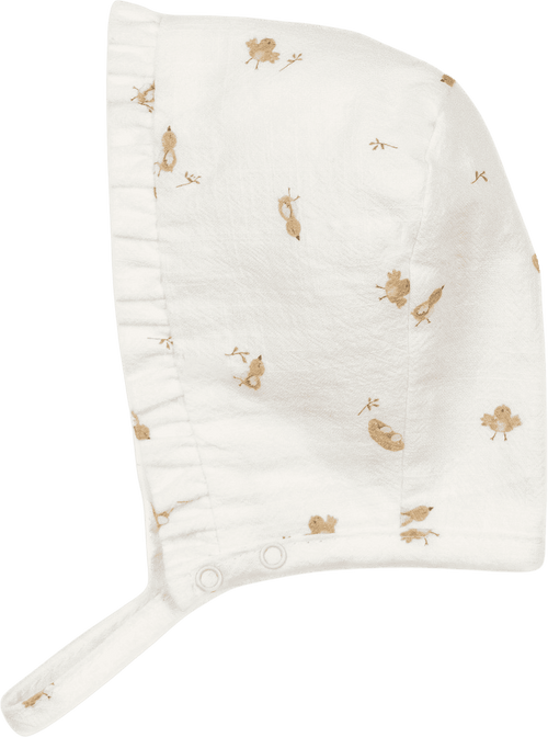 Touca creme com passarinhos estampados e folho à volta da cara